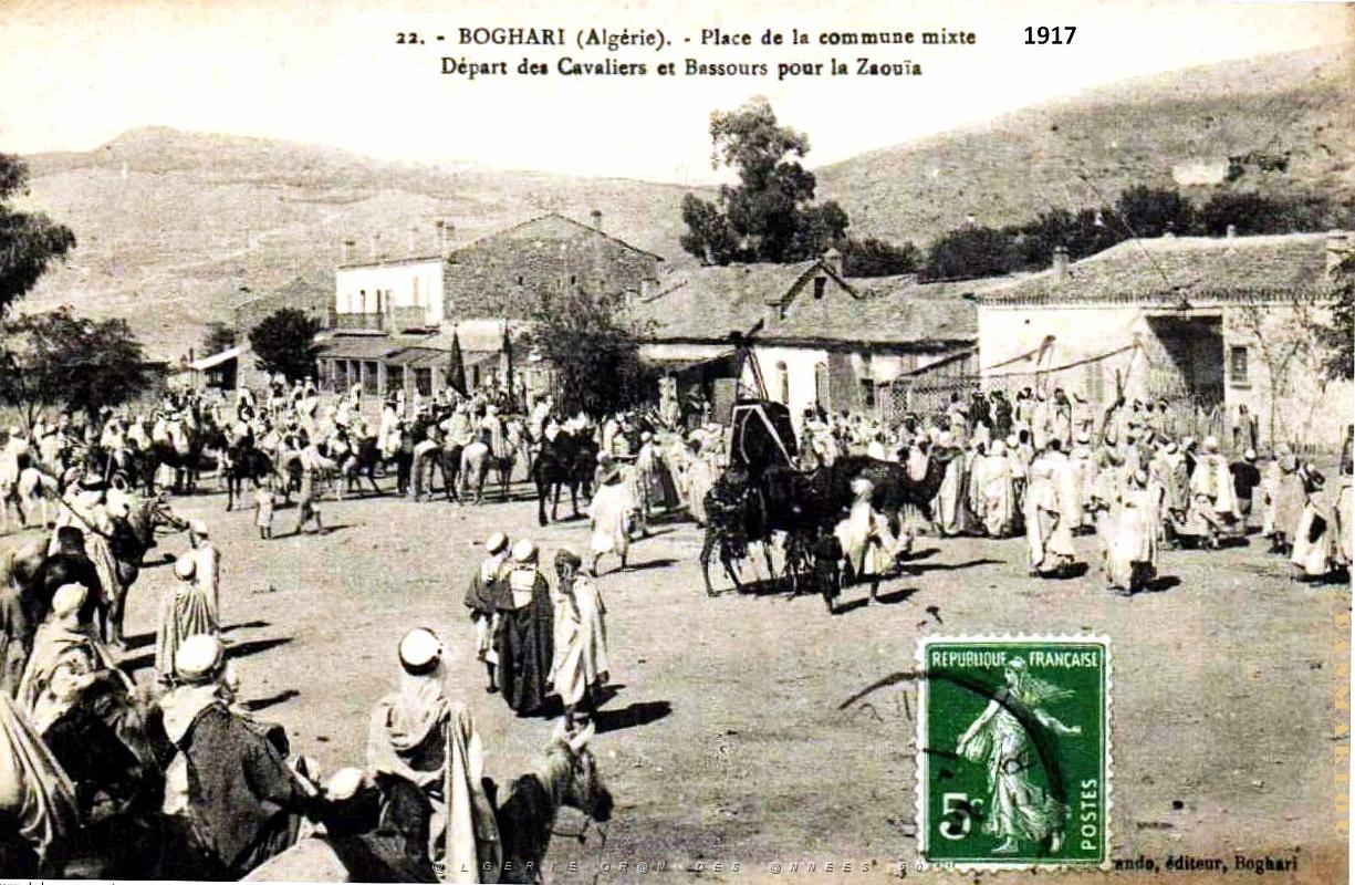 Boghari - Place de la Commune-Mixte - Cavaliers er Bassours - 1917.jpg
